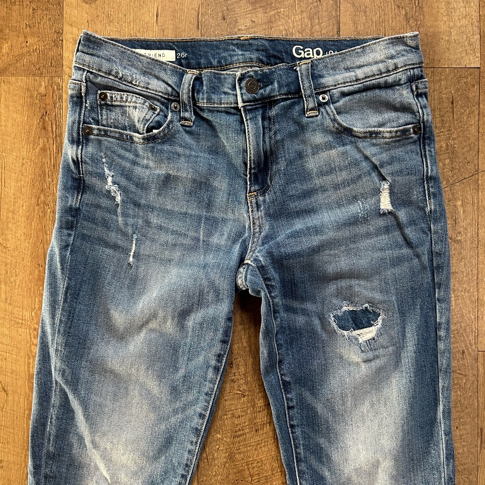 GAP Girlfriend Jeans Size 26 Cropped Distressed Medium Wash Denim - Picture 5 of 16